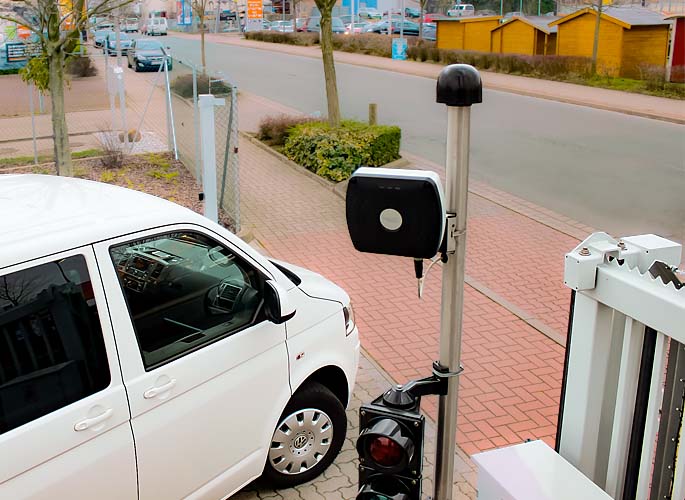 RFID wide range reader for controlling gates and barriers 