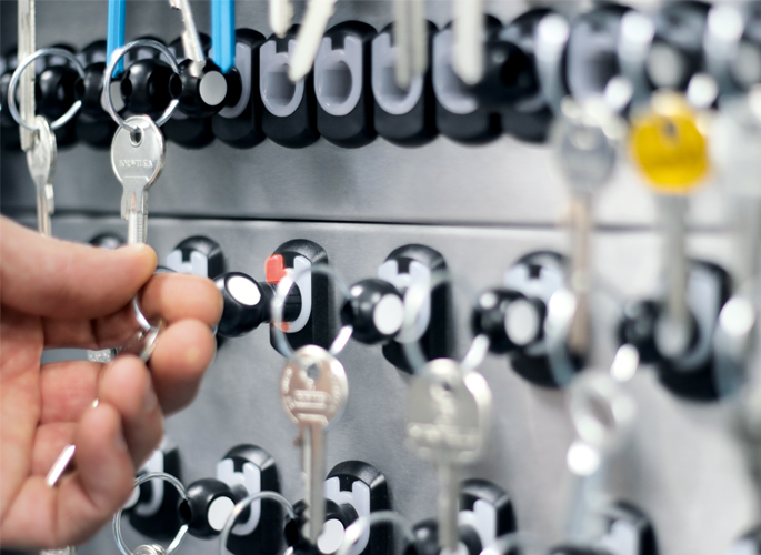 Schlüssel wird aus dem intelligenten Schlüsselschrank von deister electronic entnommen